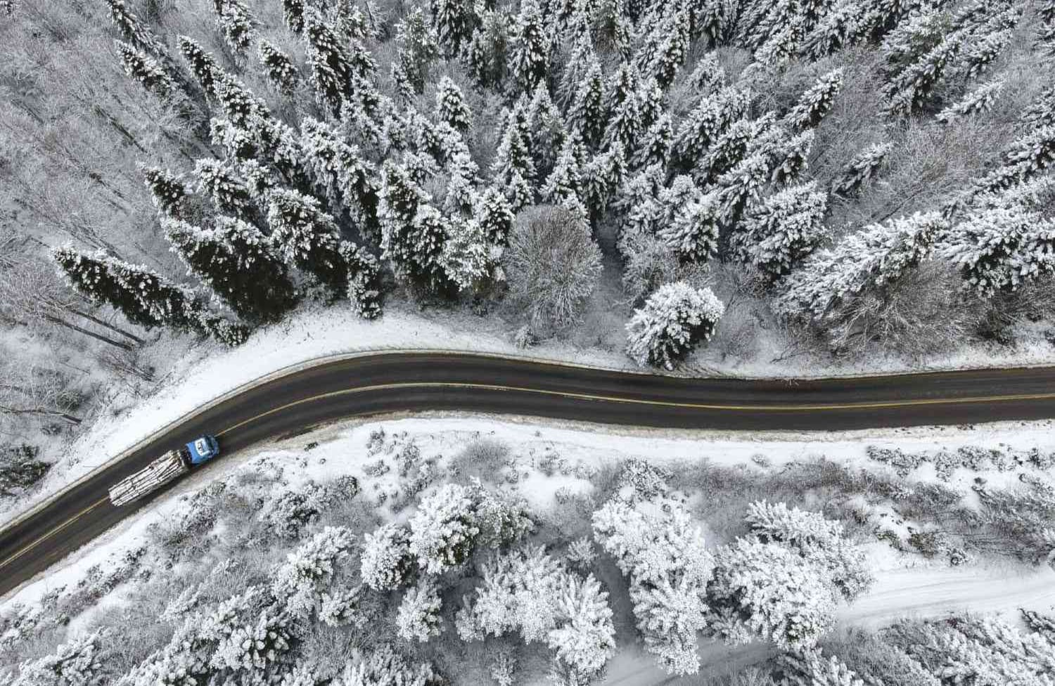 KASTAMONU, TURQUÍA: Esta foto muestra una vista aérea de una carretera principal al centro de una ciudad en Arirangitals y vecindades de Mamatlar en el distrito de Abana después de una nevada en Kastamonu, Turquía. Esta ciudad tiene el 60% de su superficie cubierta por árboles. (Semih Yüksel - Agencia Anadolu).