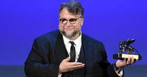 Guillermo del Toro posa con su León de Oro en la edición de 2017 del Festival de Cine de Venecia. Crédito: Filippo Monteforte / AFP.