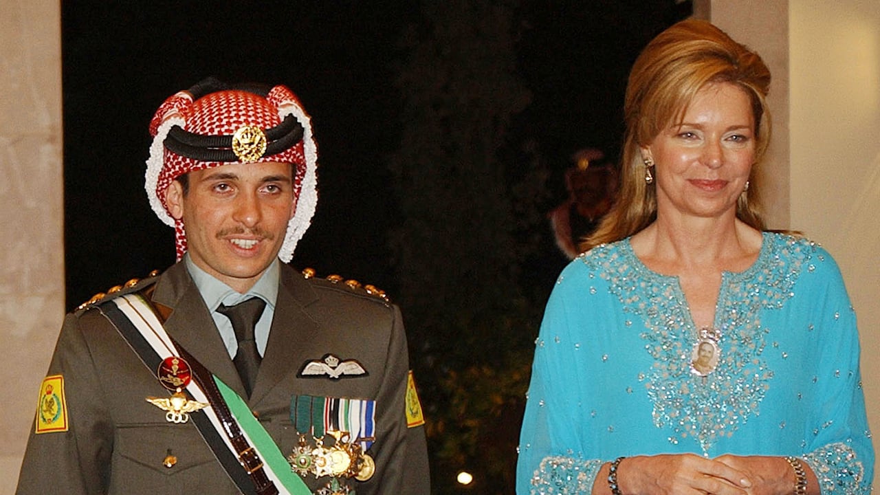 El príncipe Hamzah con su madre, la reina Noor, cuyo tio abuelo Camile Halaby se estableció en Medellín y se convirtió en empresario textil.