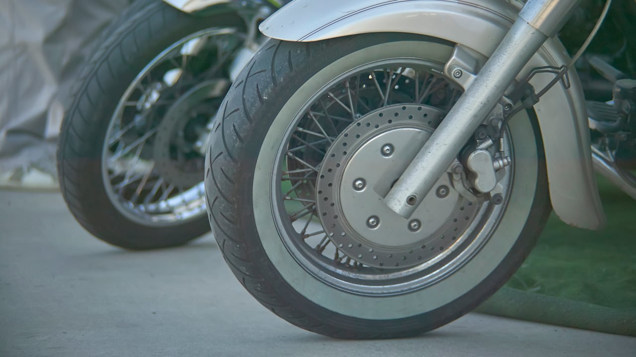 Entre los bienes destacados se encuentra una motocicleta Bajaj, con un precio base de $5.810.000.