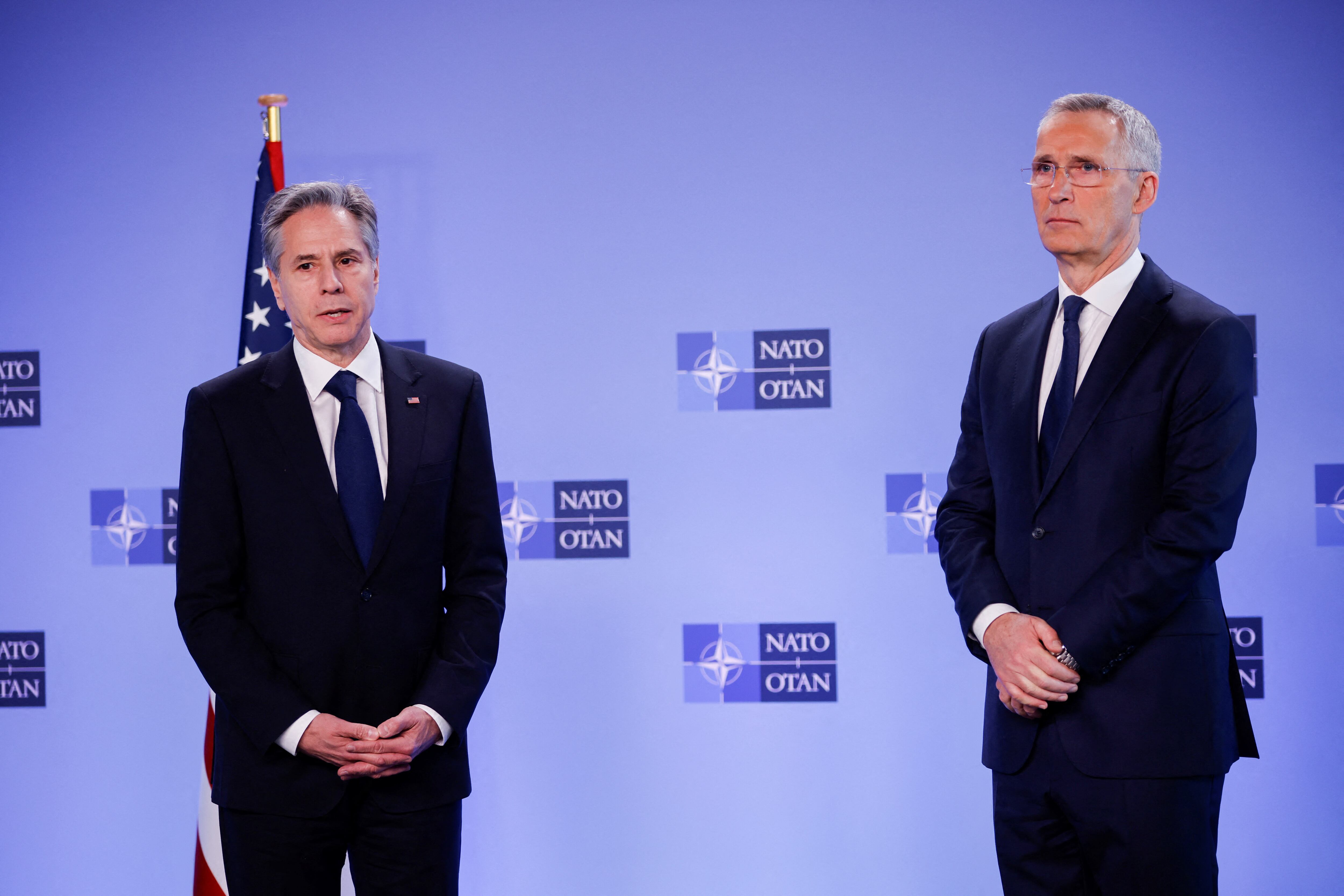 El Secretario de Estado de EE. UU., Antony J. Blinken, hace una declaración conjunta con el Secretario General de la OTAN, Jens Stoltenberg, durante la reunión de ministros de Relaciones Exteriores de la OTAN