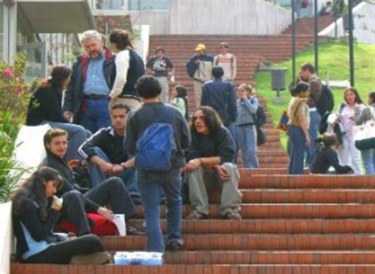 Los estudiantes de medios y bajos ingresos no pueden ingresar a la universidad pública por la limitación de cupos y a la privada por las elevadas matrículas. 