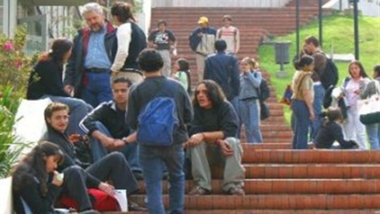Los estudiantes de medios y bajos ingresos no pueden ingresar a la universidad pública por la limitación de cupos y a la privada por las elevadas matrículas.