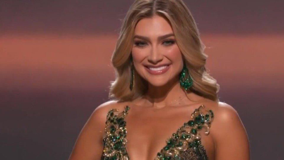 María Fernanda Aristizábal, Miss Universe Colombia, en su pasarela en traje de gala.