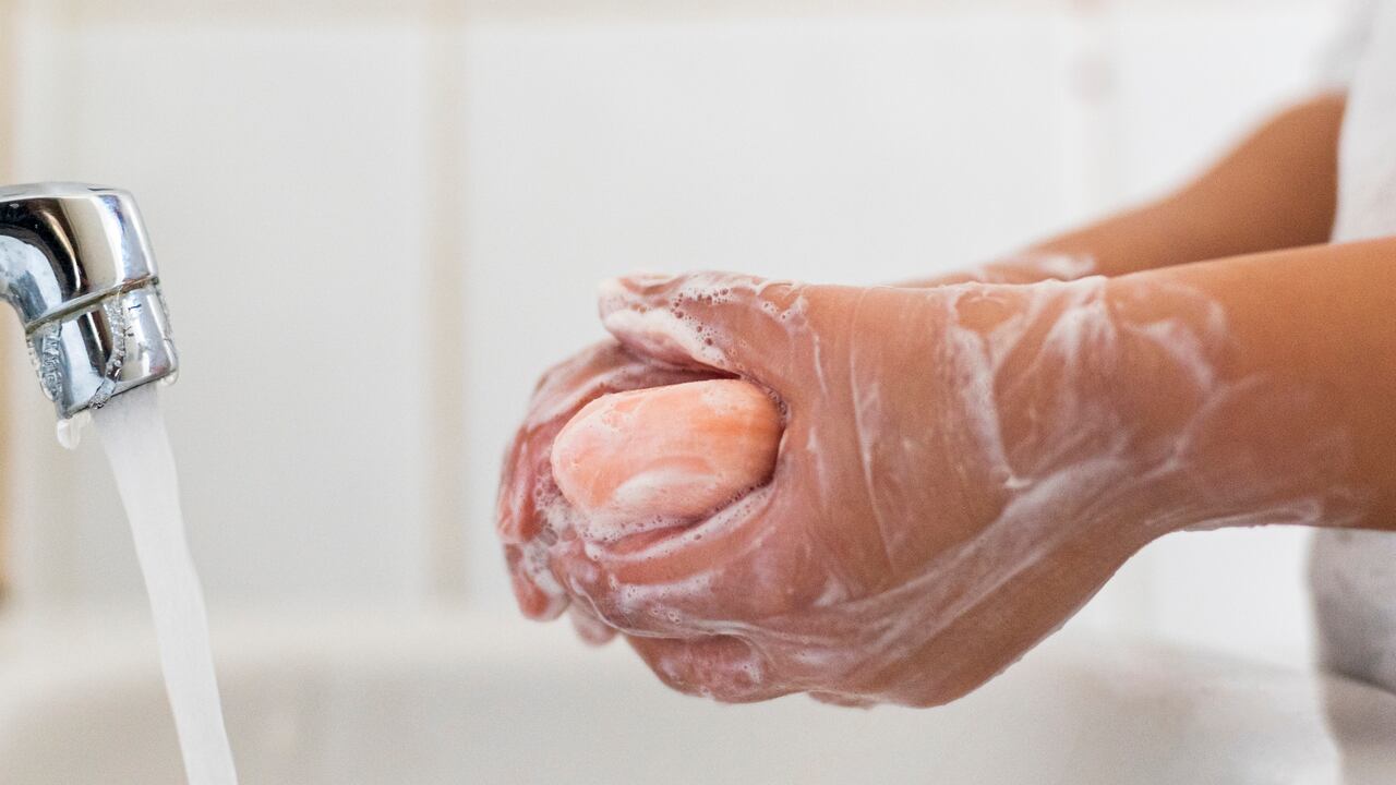Lavarse las manos con jabón es clave para evitar la propagación de microbios.