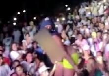 En baile de famoso Picó, mujer se desnudó y desató una ola de críticas