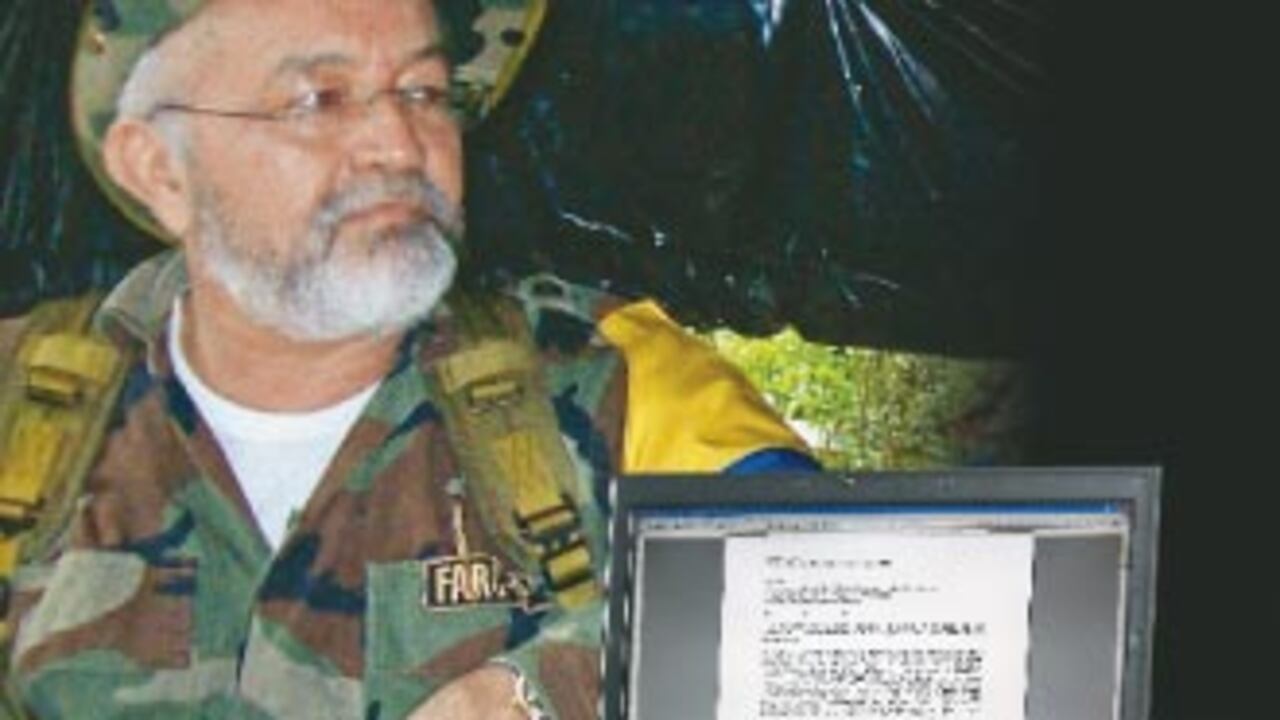 A pesar de que hugo chávez ha negado sus vínculos con las farc, los correos de raúl reyes lo comprometen