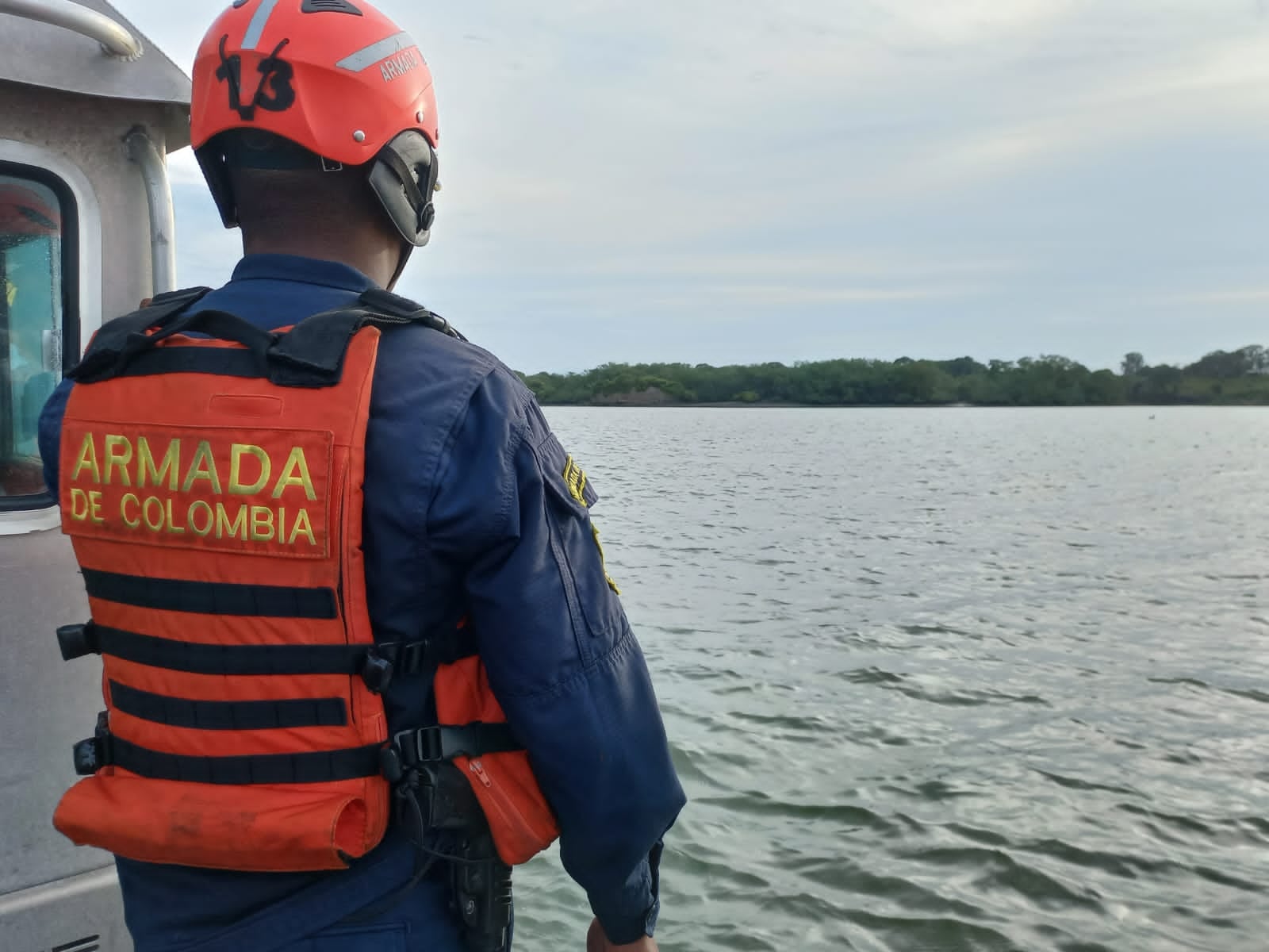 Dos hombres hicieron saltar de la lancha a 34 personas para robársela, en Buenaventura.