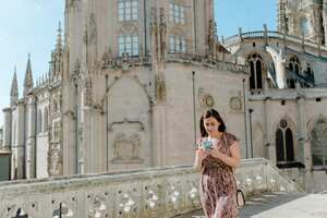 Turista en la Catedral de Burgos, España