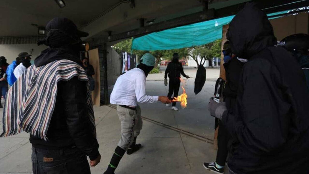 Los disturbios empezaron este jueves desde la 1 p.m. hasta las 8 p.m. /Foto tomada de la cuenta en Twitter @ClaudiaLopez