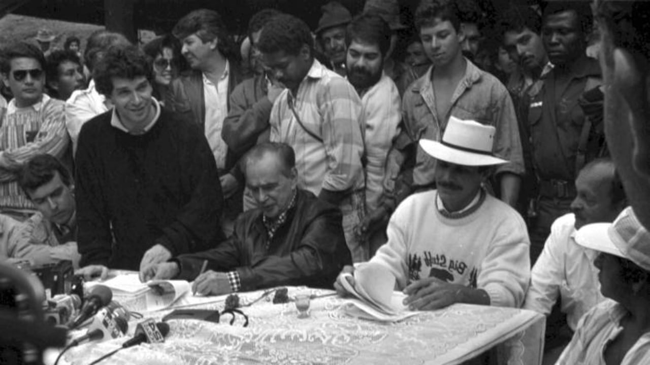 En Colombia se han firmado varias guerrillas en nombre de la revolución. El 9 de marzo de 1990 se firmó el acuerdo de paz entre el Gobierno colombiano y el M -19.