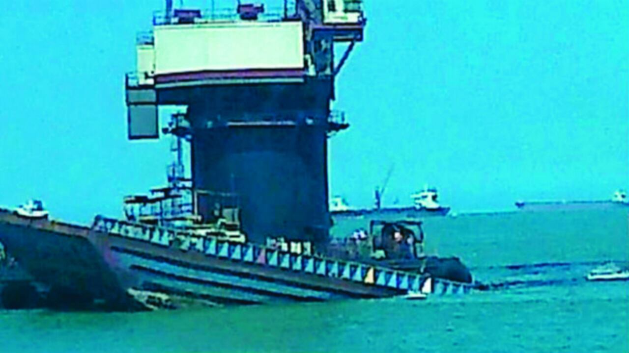 La multinacional de la Drummond, tras vertir al mar toneladas de carbón de una barcaza que casi se hunde. Foto: Alejandro Arias.