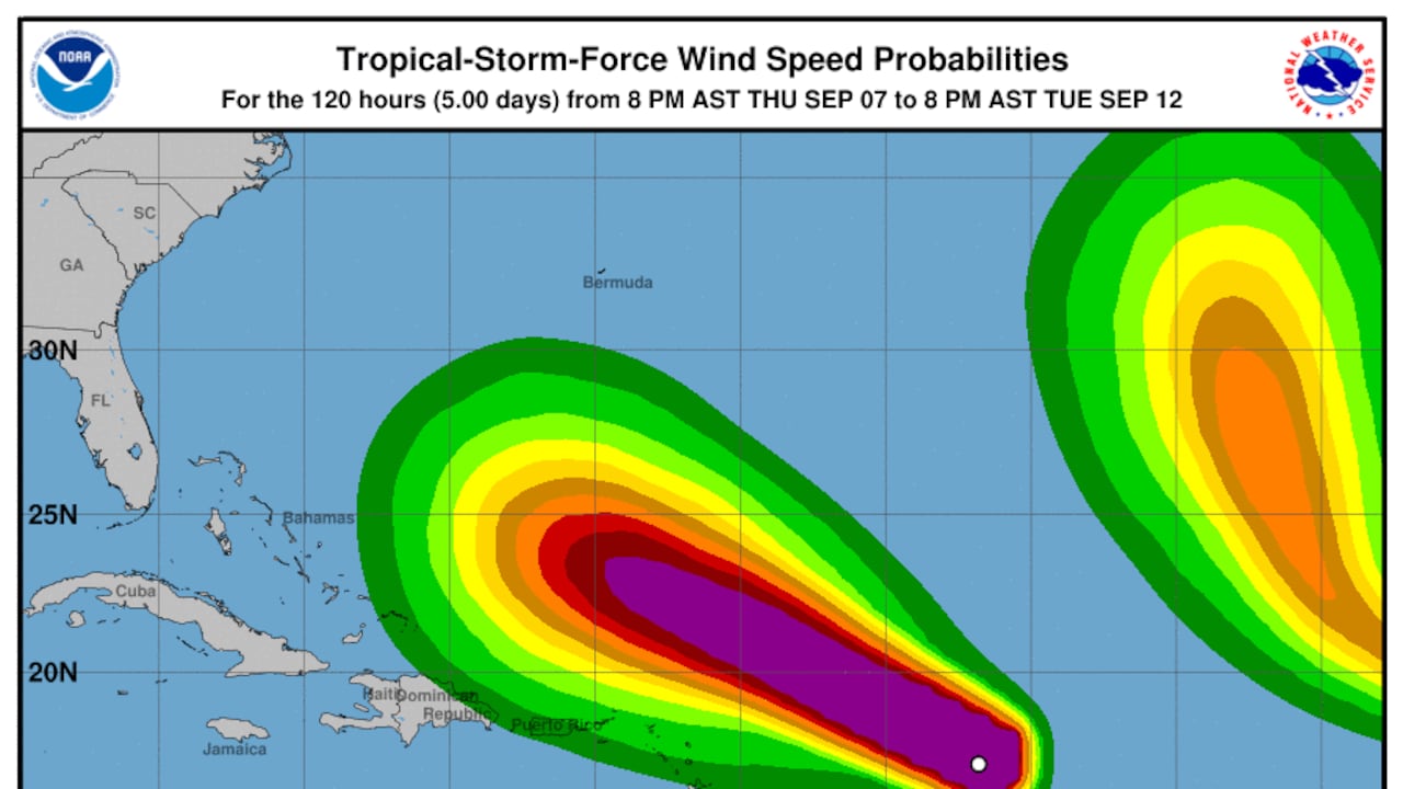 El huracán de categoría 5, se encontraba a 1.135 kilómetros (705 millas) de las Islas de Barlovento norteñas. Mostraba vientos de hasta 260 kilómetros por hora (160 millas por hora) y se desplazaba hacia el oeste-noroeste a 22 km/h (14 mph). Foto: NOAA