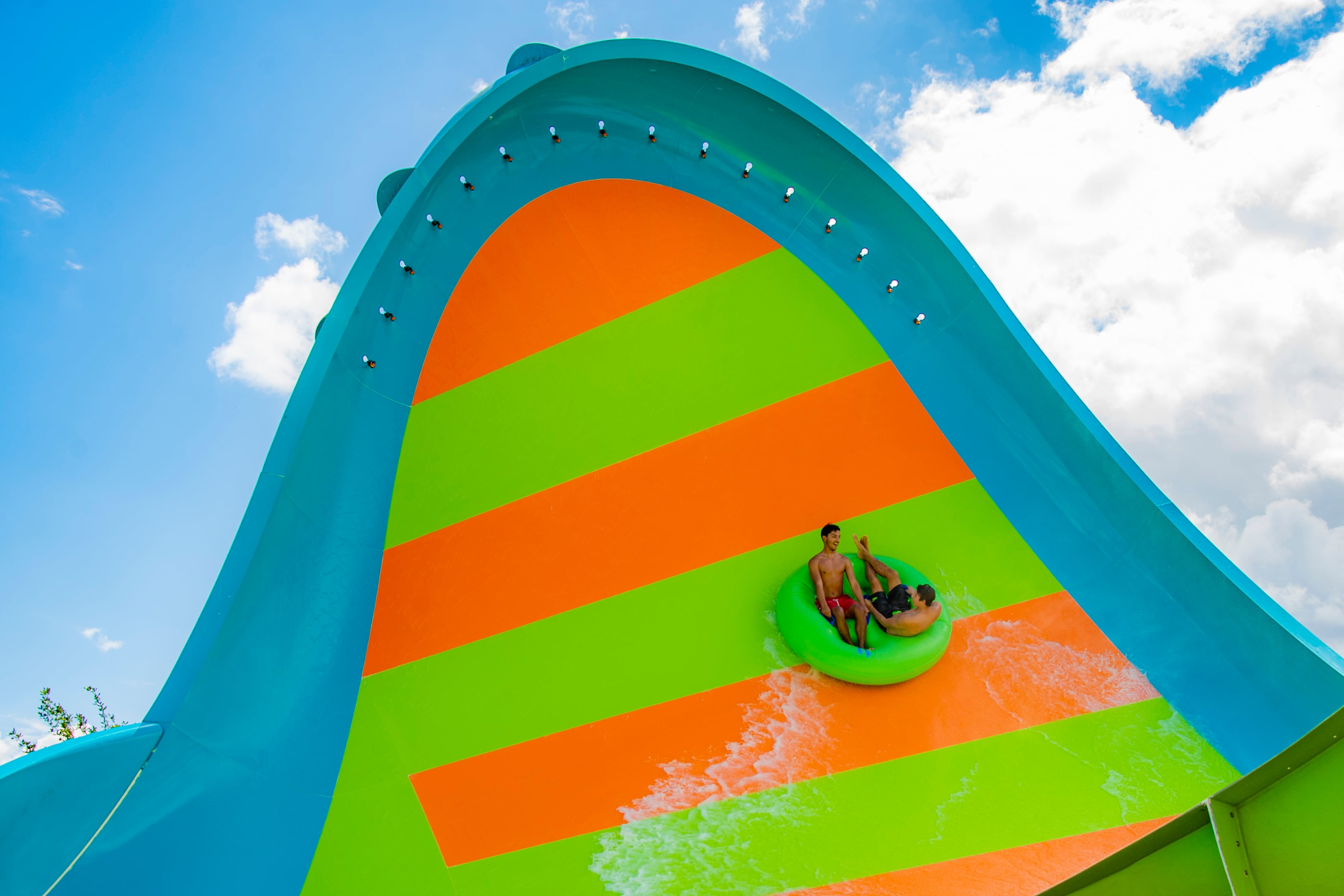 Tobogán Kare Kare Curl en Aquatica Orlando, de United Parks and Resorts.