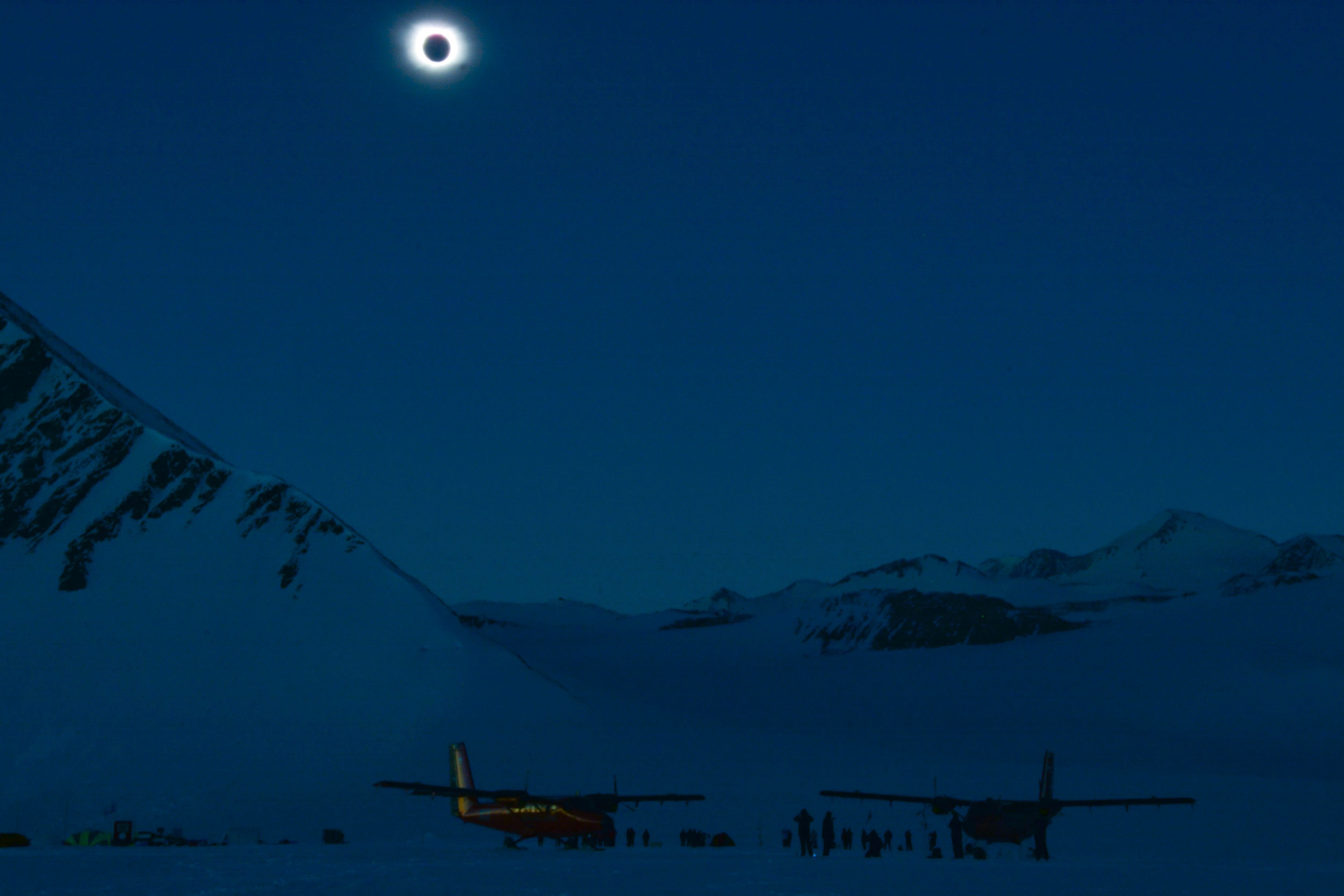 Imagen publicada por la Fuerza Aérea de Chile que muestra un eclipse solar total desde el glaciar Unión en la Antártida, el 4 de diciembre de 2021. (Foto por Ricardo SOTO / Fuerza Aérea Chile/ AFP)