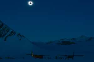 Imagen publicada por la Fuerza Aérea de Chile que muestra un eclipse solar total desde el glaciar Unión en la Antártida, el 4 de diciembre de 2021. (Foto por Ricardo SOTO / Fuerza Aérea Chile/ AFP)