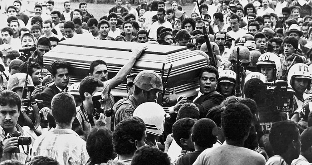 Tras su muerte, en diciembre de 1993, miles de personas, especialmente de sectores populares de Medellín, se volcaron a las calles para despedir a Escobar.