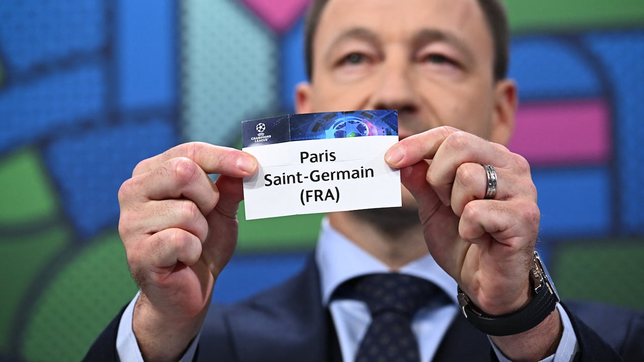 John Terry enseñando el nombre del PSG en el sorteo de la Champions League.