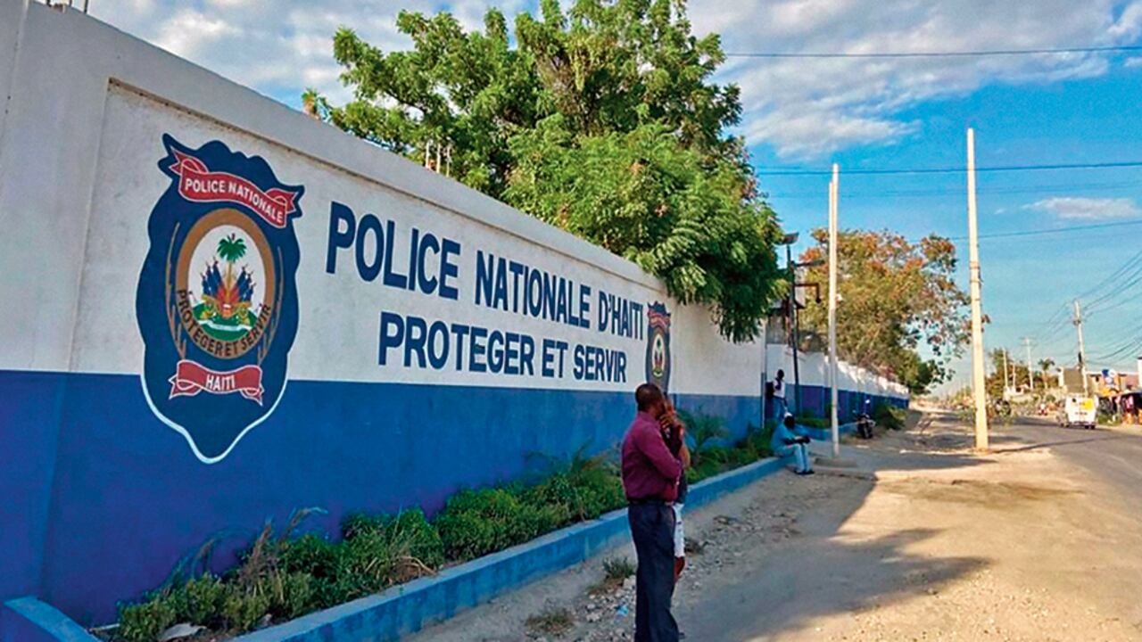 Los colombianos detenidos permanecen en la sede central de la Policía Nacional de Haití, en Puerto Príncipe.
