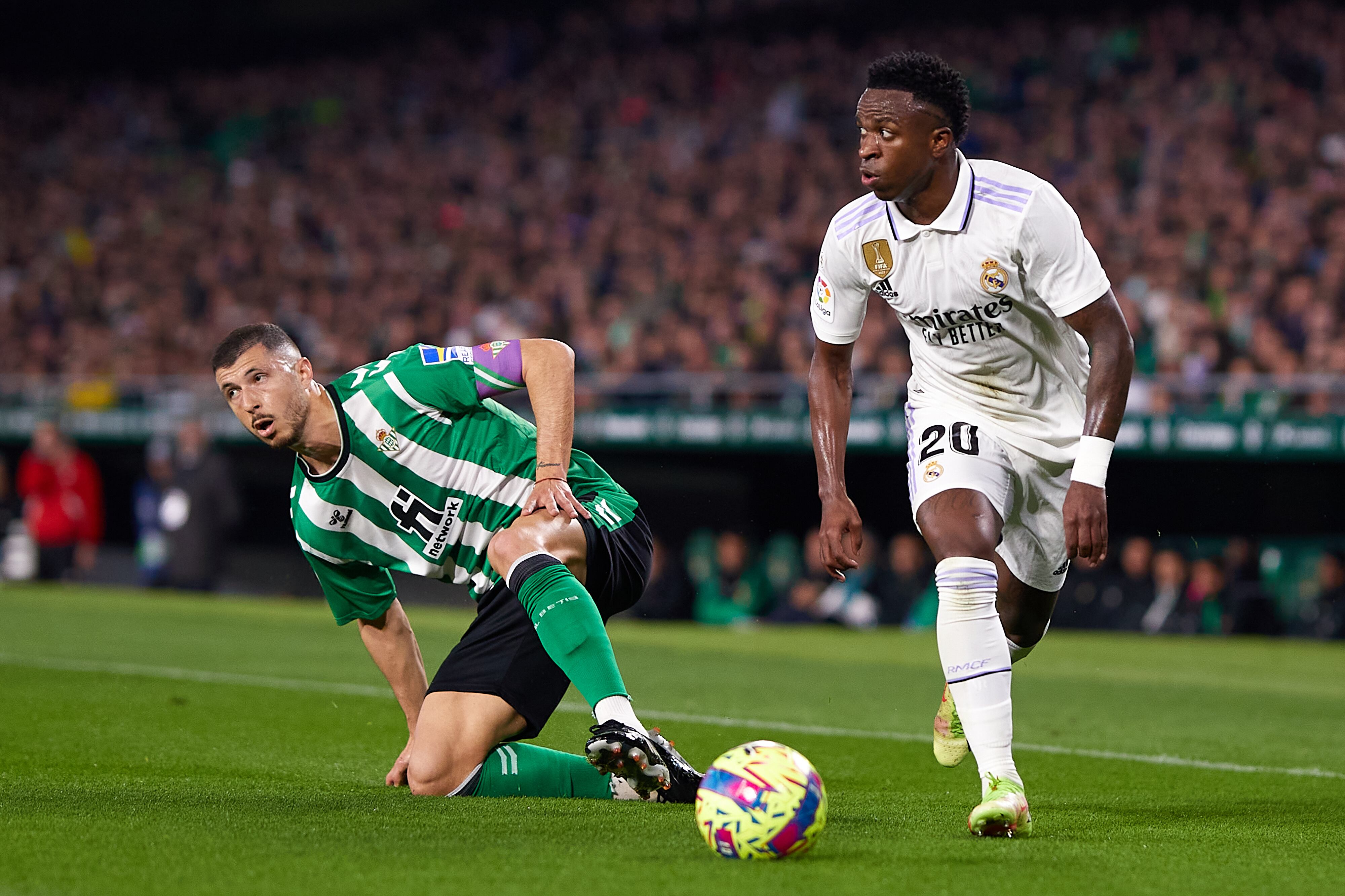 Real Madrid se aleja de la punta en la liga española.