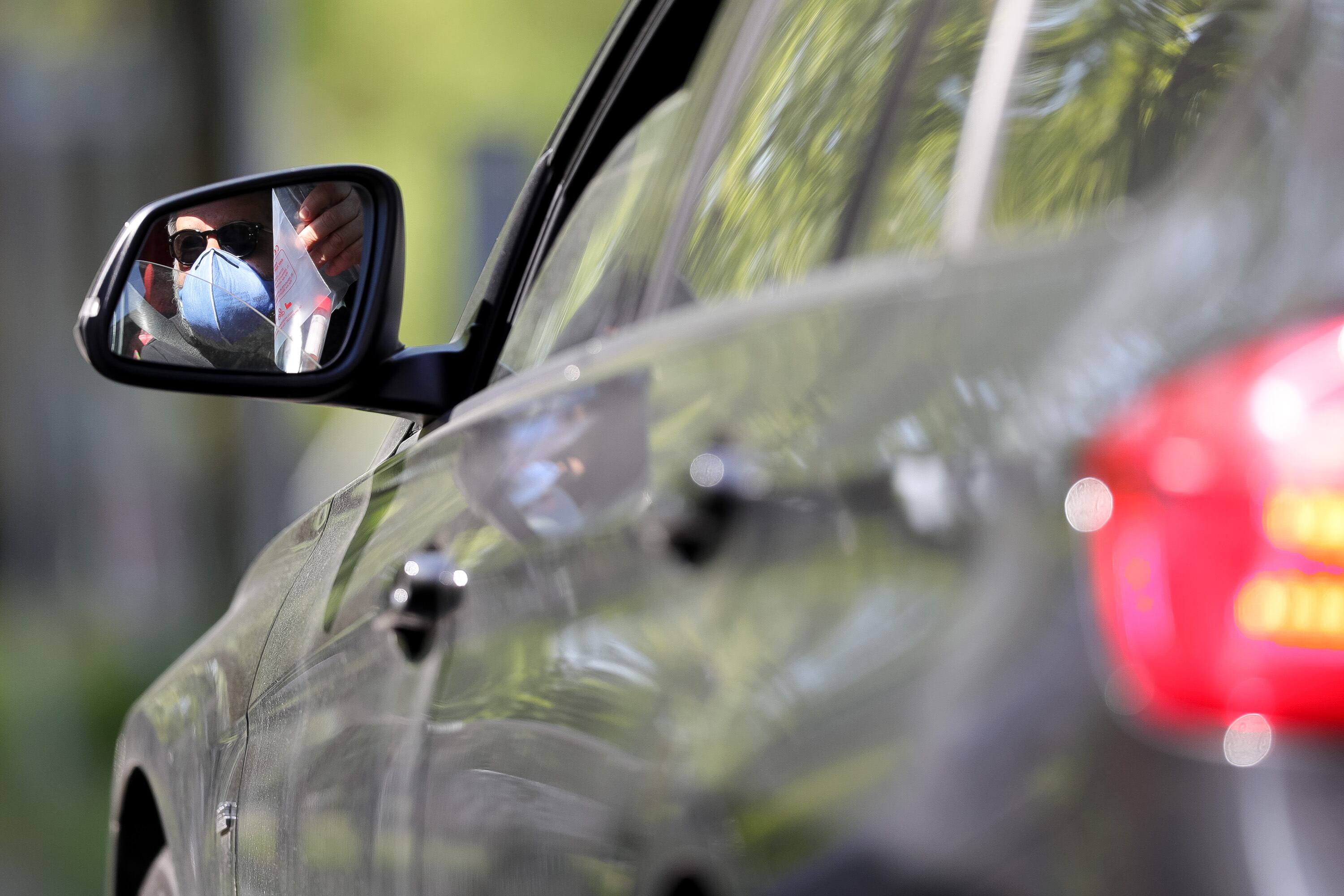 En algunas regiones los pájaros se ven reflejados en los espejos y los atacan.