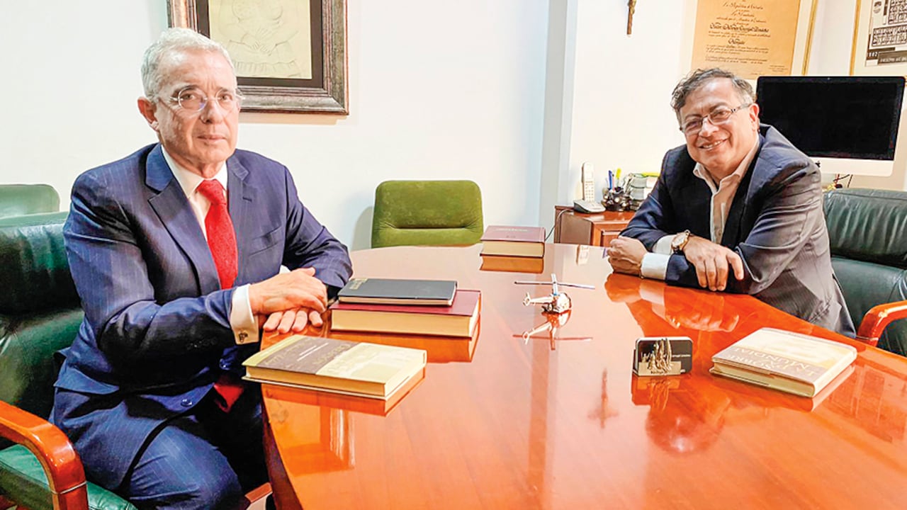 El expresidente Álvaro Uribe guardó silencio durante todo el domingo 7 de agosto, fecha en la que se posesionó el presidente de Colombia, Gustavo Petro.