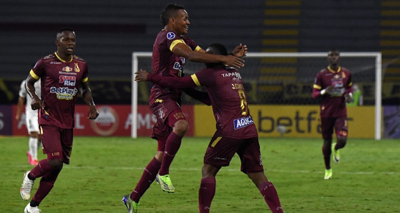 Jaminton Campaz celebra con sus compañeros uno de los goles que le dieron la victoria al Tolima.
