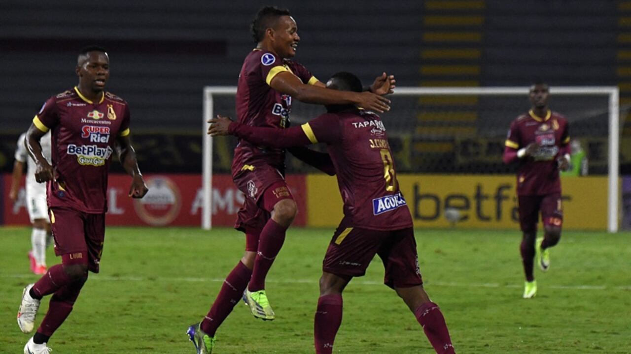Jaminton Campaz celebra con sus compañeros uno de los goles que le dieron la victoria al Tolima.