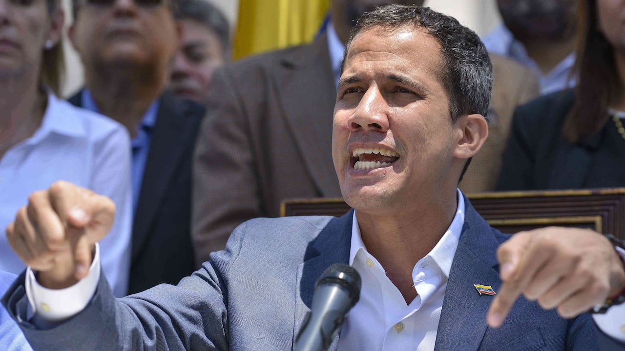 Sin luz, agua e incomunicados, los venezolanos enfrentan además la amenaza de que el apagón se prolongue indefinidamente.