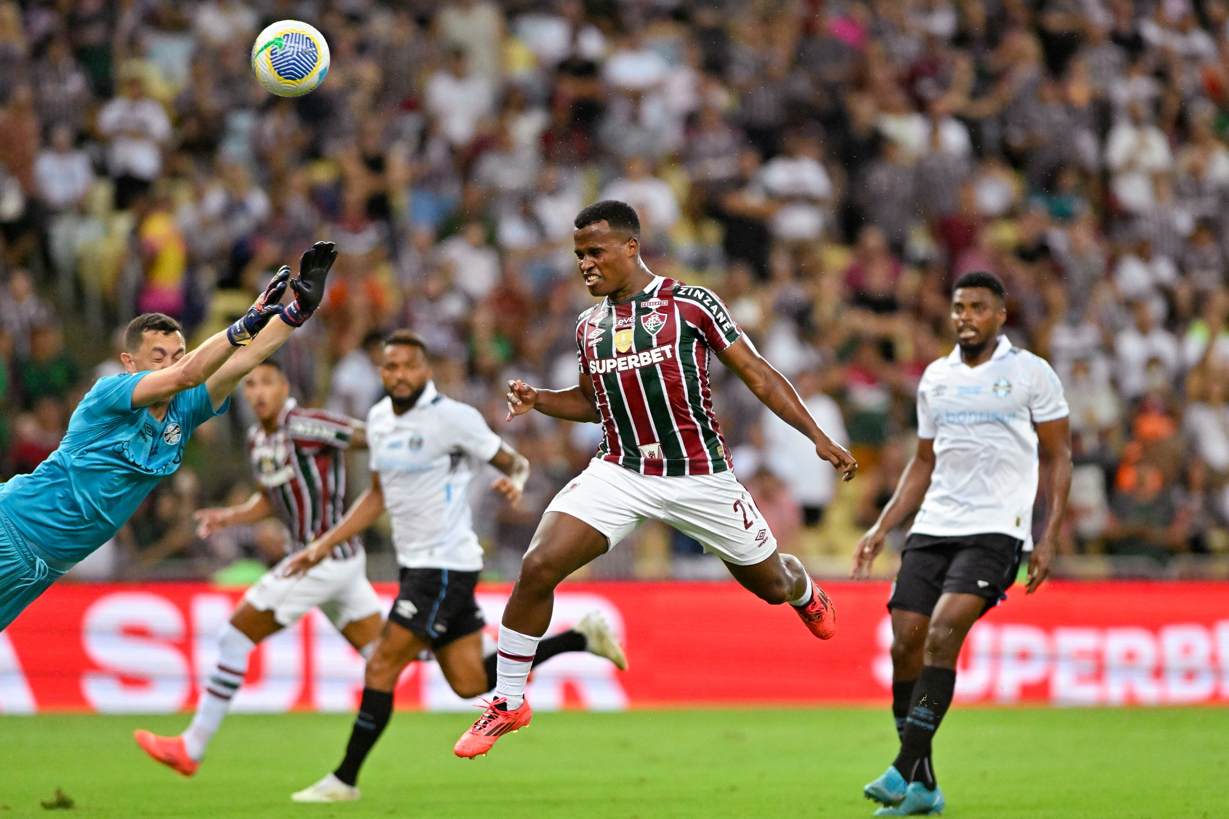 Jhon Arias de Fluminense (C) en acción durante el partido entre Fluminense y Gremio