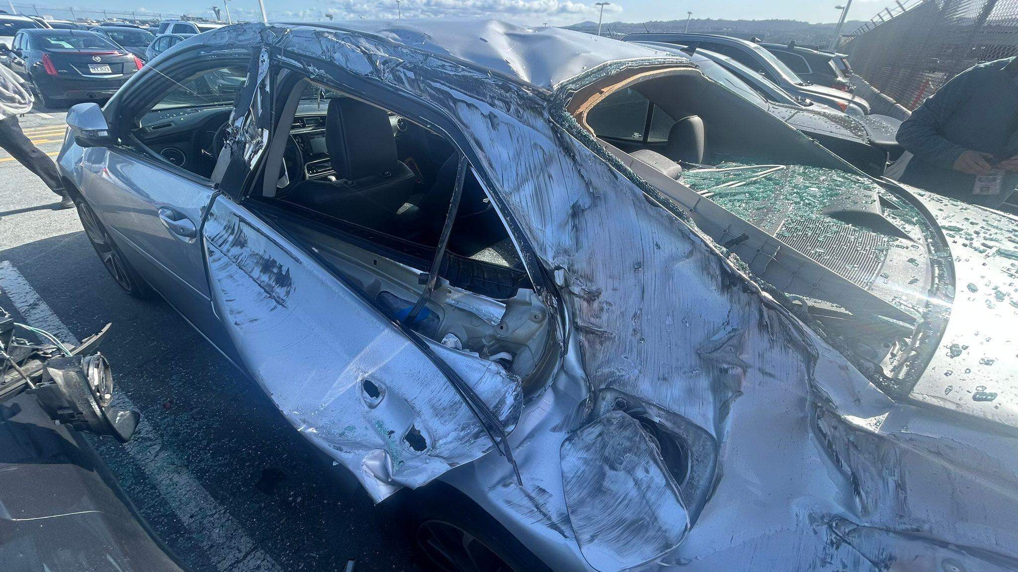 Un vehículo quedó destruido después de que le cayera el neumático encima