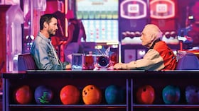 Todo es comedia hasta una escena que deja claro que la experiencia será sentida también: de Keanu Reeves (Reef) con el gran Martin Scorsese (Red), el hombre que elevó su talento.