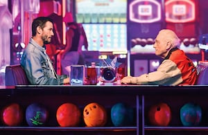 Todo es comedia hasta una escena que deja claro que la experiencia será sentida también: de Keanu Reeves (Reef) con el gran Martin Scorsese (Red), el hombre que elevó su talento.