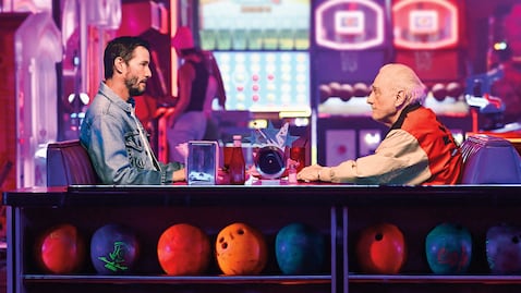 Todo es comedia hasta una escena que deja claro que la experiencia será sentida también: de Keanu Reeves (Reef) con el gran Martin Scorsese (Red), el hombre que elevó su talento.