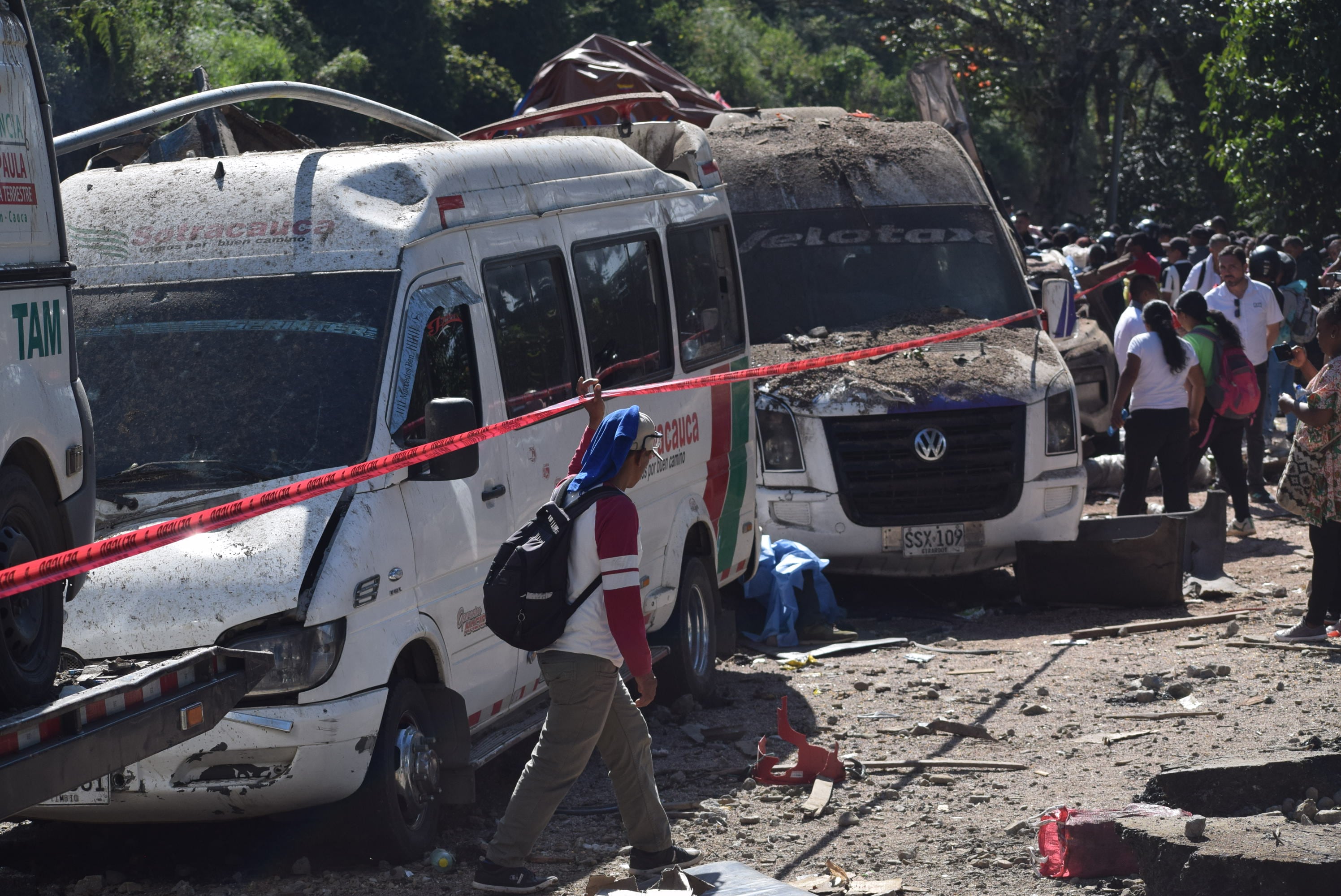 Más de diez vehículos terminaron convertidos en chatarra tras la activación de explosivos en el sector de El Túnel, en Cajibío, sobre la vía Panamericana, en el tramo Popayán–Cali. En este hecho, al menos diez personas fallecieron. El ataque se registró en medio de un retén ilegal ejecutado por disidentes del frente Jaime Martínez de las disidencias de las Farc.
