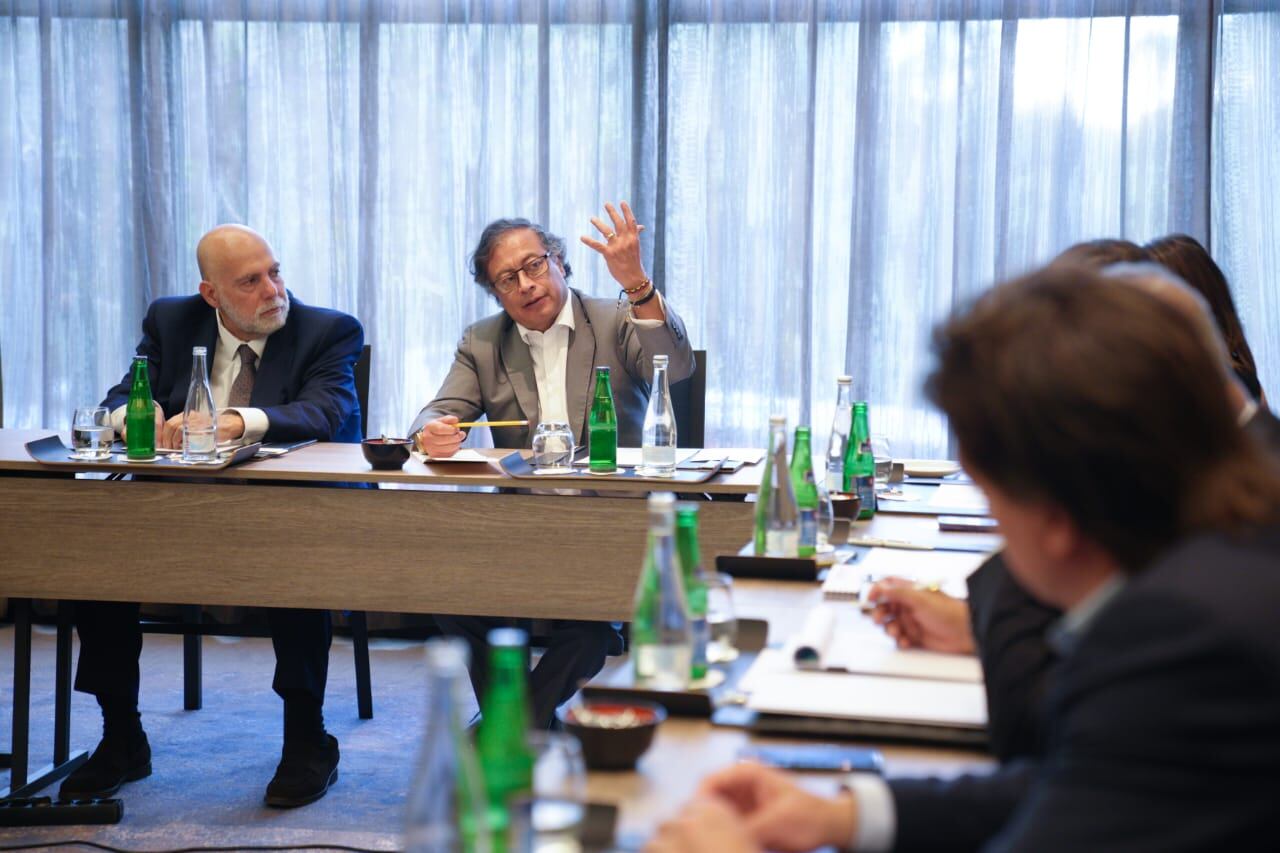 El presidente Gustavo Petro reunido con Pedro Soares dos Santos, CEO del Grupo Jerónimo Martins.