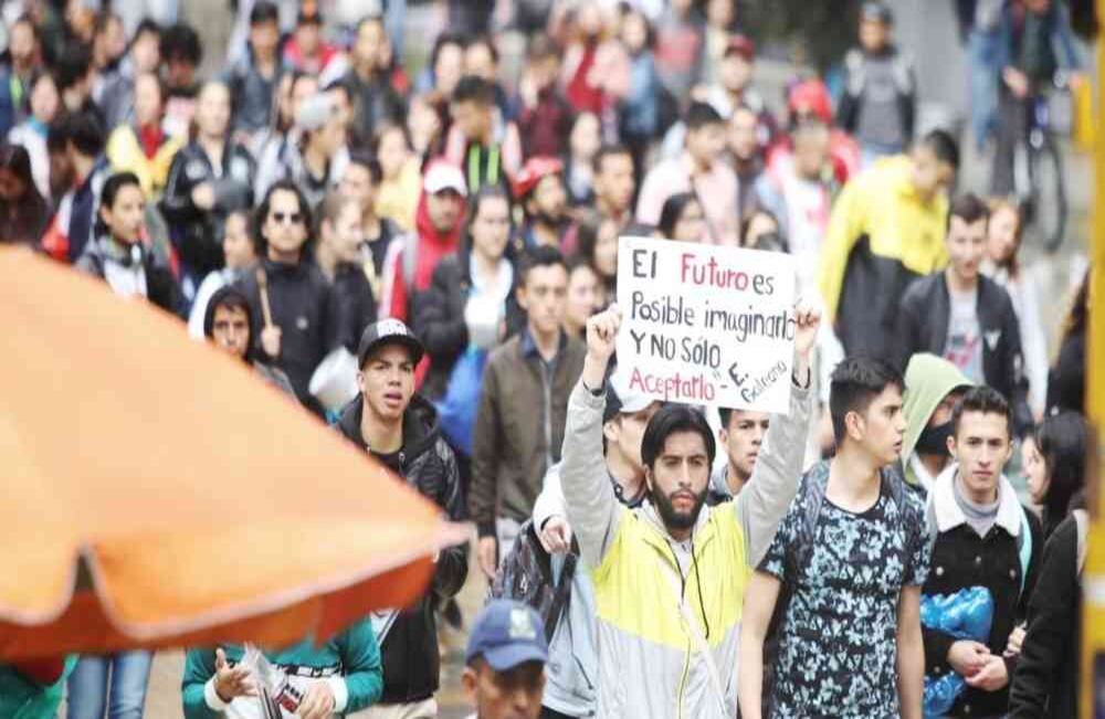 Los manifestantes subieron por la Carrera cuarta con Calle 11, al frente de la Biblioteca Luis Ángel Arango y hasta ese lugar llegan los gases lacrimógenos lanzados por el Esmad. Foto: Diana Rey