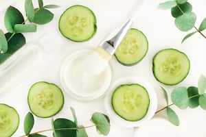 La mascarilla de huevo y pepino puede ayudar a producir colágeno.