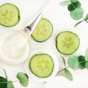 Primer plano de ingredientes de belleza vegana de mesa blanca vista superior