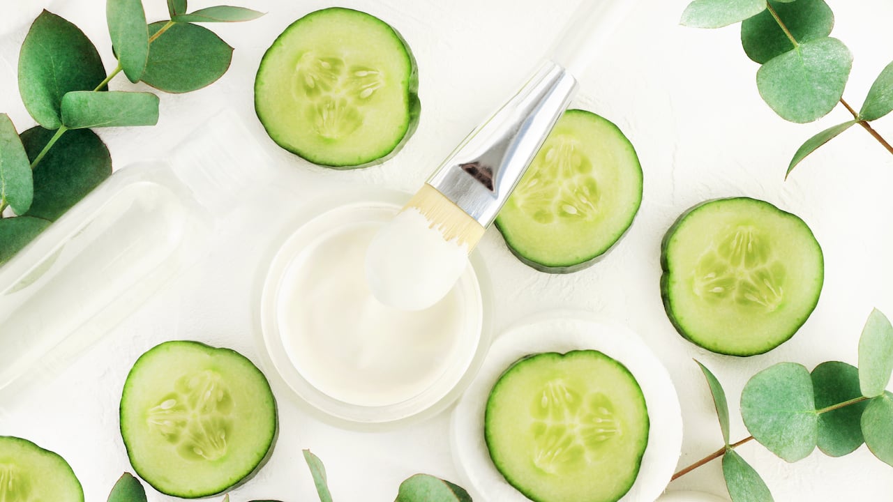 La mascarilla de huevo y pepino puede ayudar a producir colágeno.