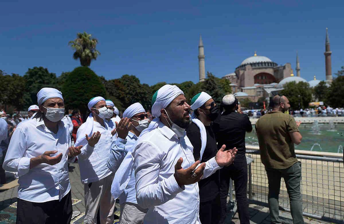 Los musulmanes rezan durante las oraciones del viernes y miles de fieles musulmanes rodearon el monumento emblemático de Estambul para participar en las primeras oraciones en Santa Sofía como mezquita. (Foto AP / Yasin Akgul)