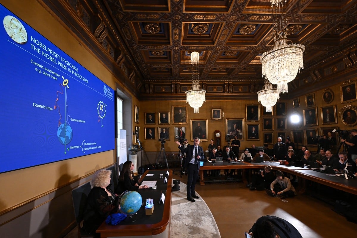 Mark Pearce (derecha), miembro del Comité Nobel de Física, habla junto a Eva Olsson (izq.) y Ellen Moons durante el anuncio del Premio Nobel de Física 2026, otorgado al físico belga Francis Halzen, en la Real Academia Sueca de Ciencias en Estocolmo, Suecia, el 6 de octubre de 2026.