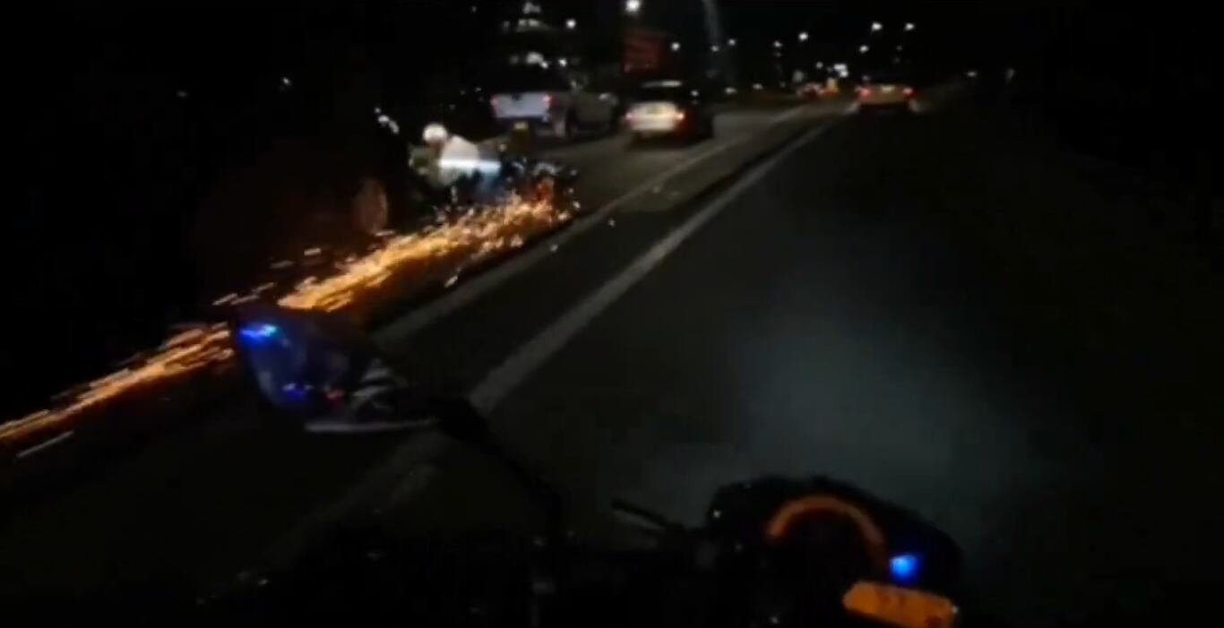 Un motociclista grabó el terrible accidente.