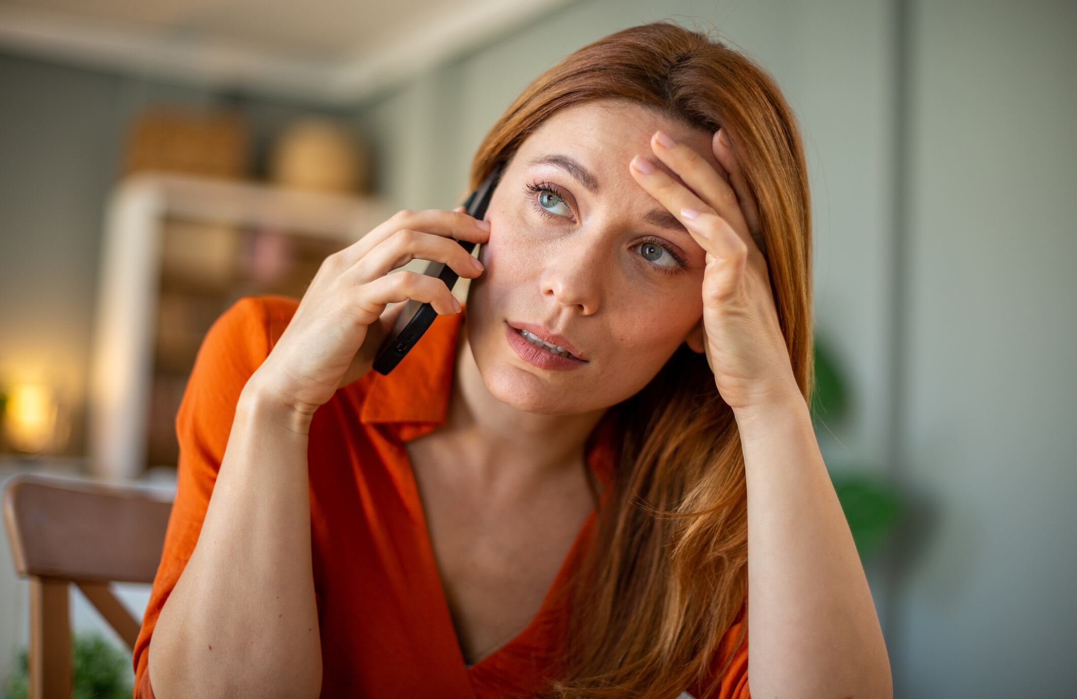 Mensajes sobre cuentas bloqueadas o movimientos extraños suelen ser el primer paso de un engaño.