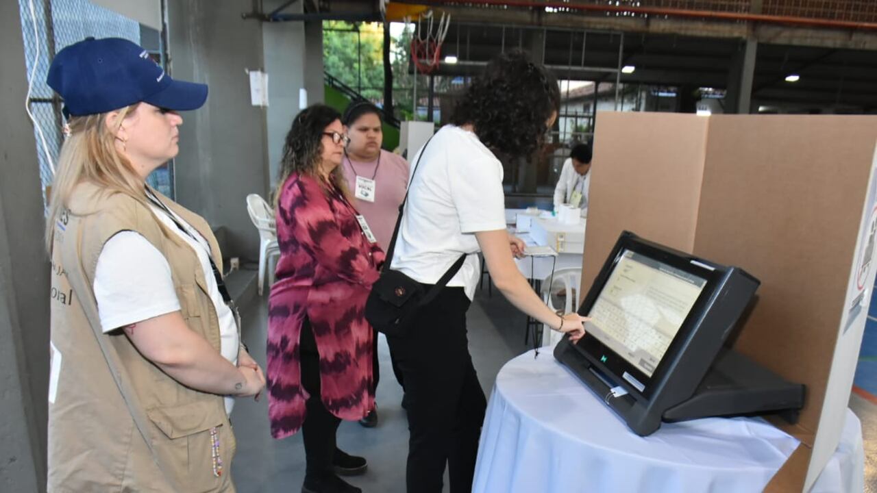 Elecciones en Paraguay: abiertas oficialmente las urnas.