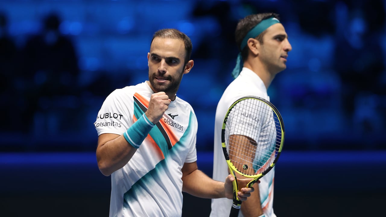 Juan Sebastián Cabal de Colombia reacciona mientras su compañero Robert Farah de Colombia observa durante el partido de Round Robin contra Joe Salisbury de Gran Bretaña y Rajeev Ram de EE. UU. en el Sexto Día de las Finales Nitto ATP World Tour en Pala Alpitour el 19 de noviembre de 2021 en Turín, Italia. (Foto de Julian Finney/Getty Images)