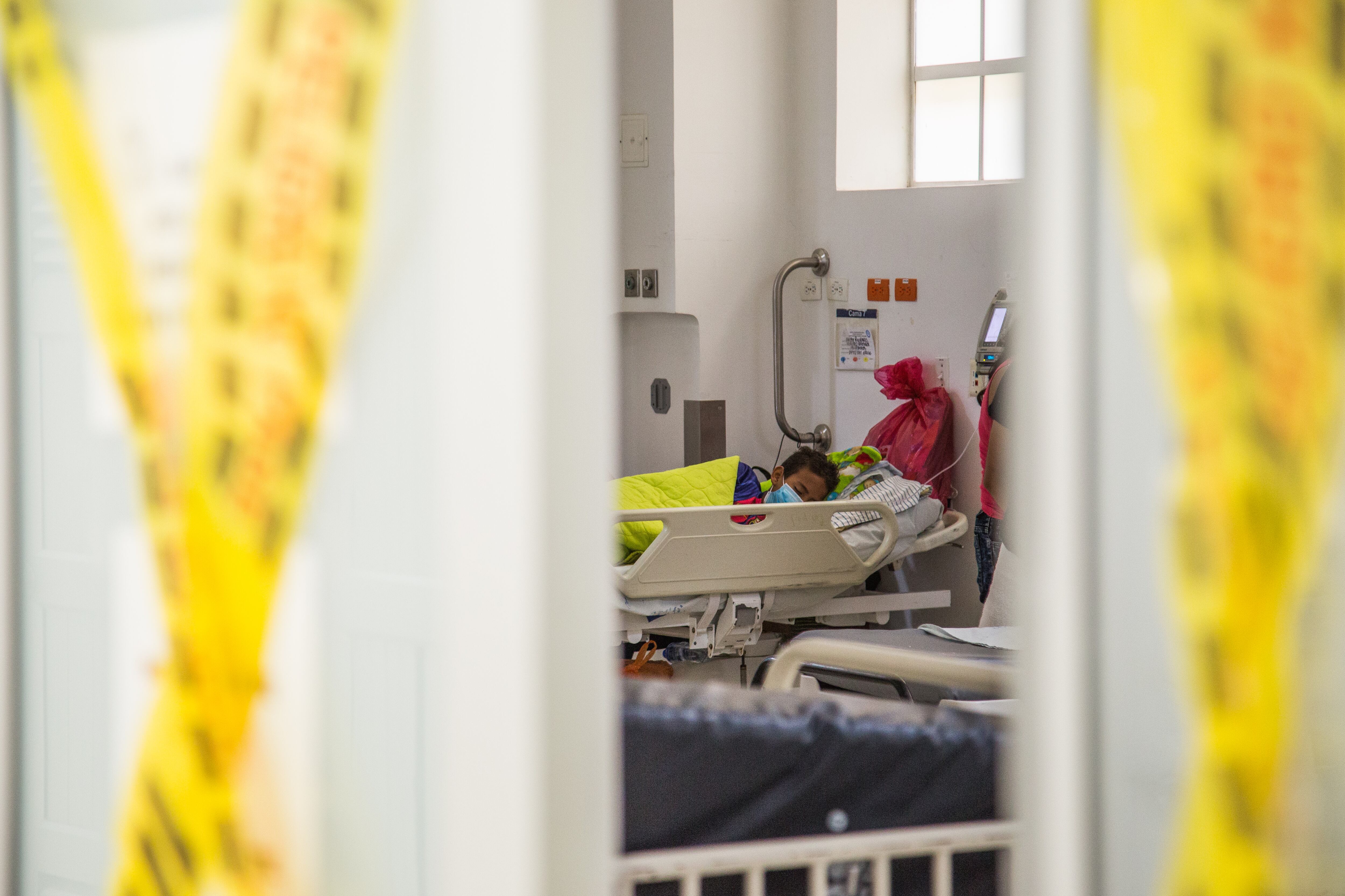 El principal -y más grande- hospital público del suroccidente de Colombia resiste con poco espacio en sus camas UCI para atender el alto número de pacientes covid que necesitan ventilación mecánica.