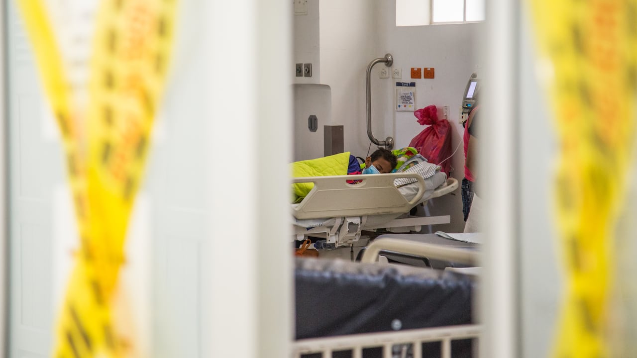 El principal -y más grande- hospital público del suroccidente de Colombia resiste con poco espacio en sus camas UCI para atender el alto número de pacientes covid que necesitan ventilación mecánica.