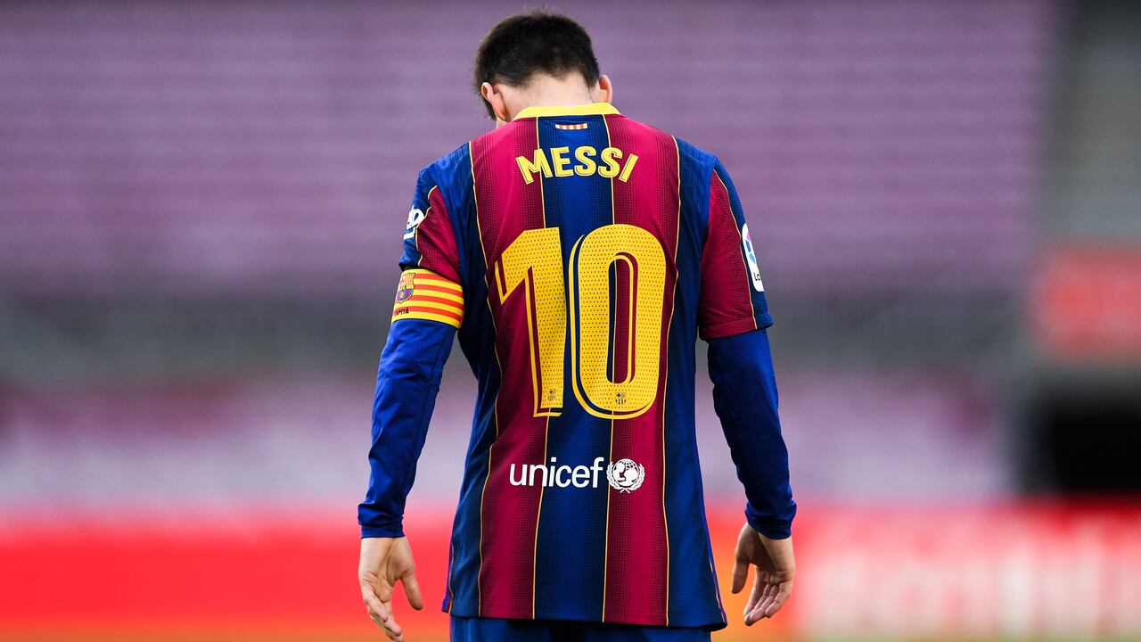 Lionel Messi del FC Barcelona muestra su desánimo durante el partido de La Liga Santander entre el FC Barcelona y el RC Celta en el Camp Nou el 16 de mayo de 2021 en Barcelona, España.