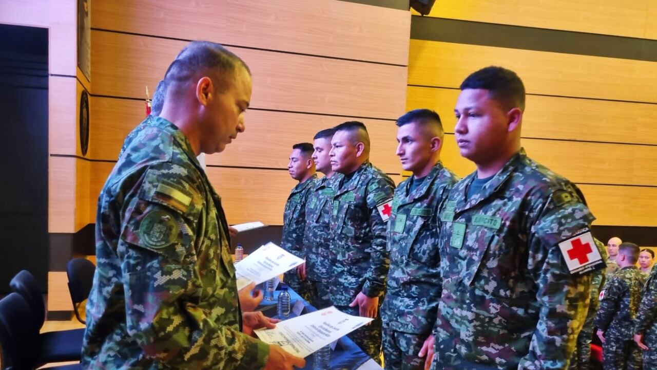 Soldados graduados como enfermeros de combate.